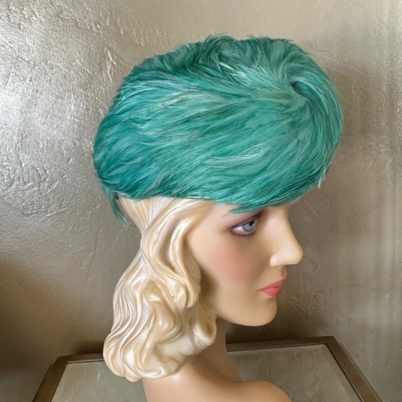 DAZZLING 1940s\' AQUA FEATHER TILT HAT WITH \